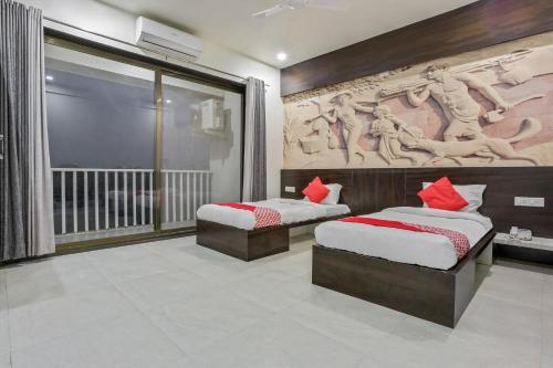 Postel nebo postele na pokoji v ubytování Collection O Ozar Industrial Estate Formerly Hotel Siddhivinayak Grand