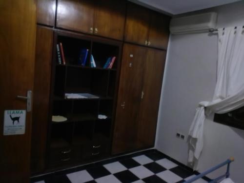 马拉喀什Chez l'artiste的一间设有书架和 ⁇ 板的房间