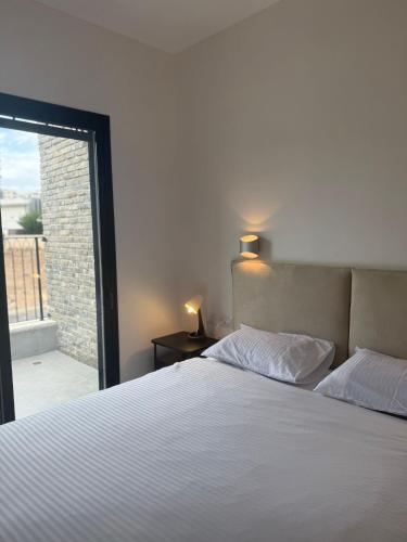 Giường trong phòng chung tại סוויטת אירוח צופה לגלבוע