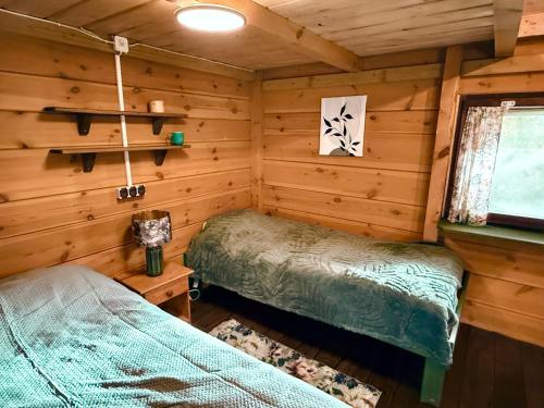 RybczyznaChata Chochlika的小木屋内一间卧室,配有两张床