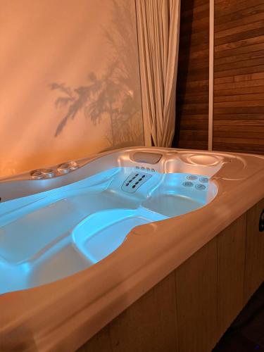 ein Whirlpool in einem Zimmer mit einem Vorhang in der Unterkunft Glamping & wellness Moonlight in Brakel