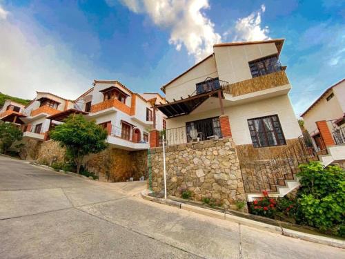 an empty street in front of a house at casa fresh in Rodadero