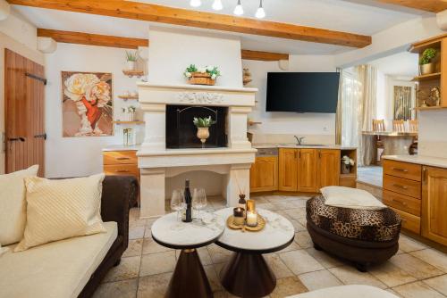 Una sala de estar con un sofá y una chimenea. en Apartment next to the beach, en Makarska