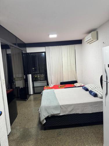 a bedroom with a large bed in a room at Beira-Mar Flat Venetto - Premium in Fortaleza