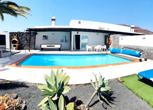 Villa Descansa with private Pool, Air-Conditioning, Sea View, Smart-TV Wifi