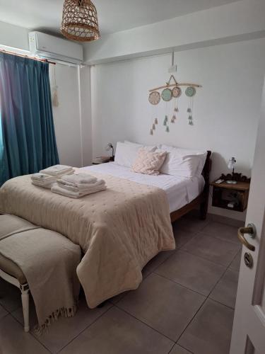 a bedroom with a large bed in a room at Ukiyo Apart in San Salvador de Jujuy