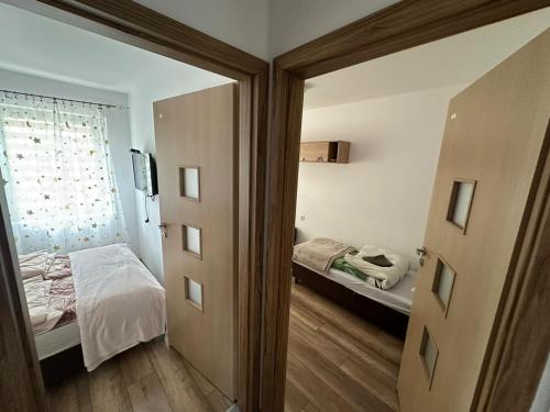 Ένα ή περισσότερα κρεβάτια σε δωμάτιο στο Apartament Zaciszny Kącik