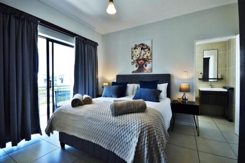 Ένα ή περισσότερα κρεβάτια σε δωμάτιο στο The Sandown - One Bed Apartment with Balcony & Pool View