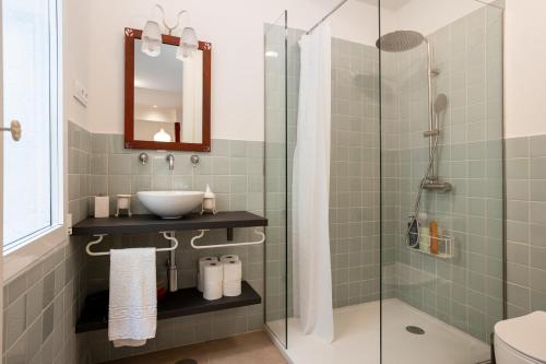マドリードにあるPremium loft in the center of Madrid, Casa Garcíaの洗面台とガラスのシャワーを備えたバスルーム