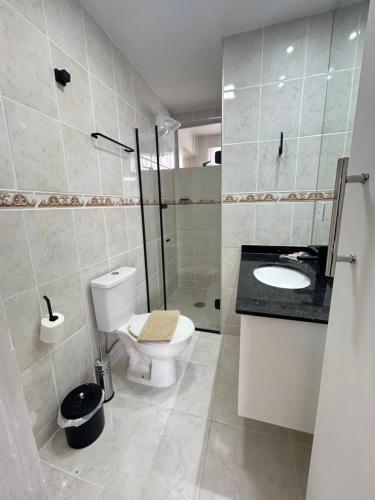 une salle de bain avec toilettes, douche et lavabo dans l'établissement Ap Smart Hub Agro, à Piracicaba