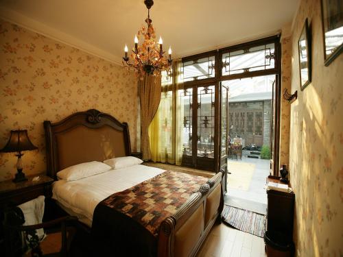 Кровать или кровати в номере Kelly‘s Courtyard Hotel