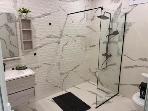 Phòng tắm tại Bella suites taghit