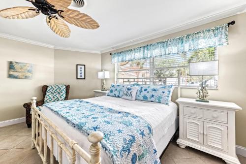 un dormitorio con una cama y una ventana en Sand Dollar Cottage - 910, en Siesta Key