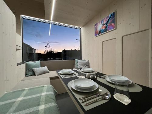 Posezení v ubytování Stylish tiny house in an urban oasis