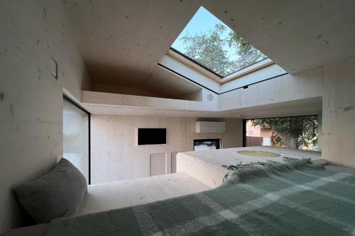 Postel nebo postele na pokoji v ubytování Stylish tiny house in an urban oasis