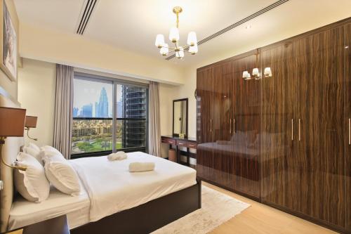 Spacious 1BR - Elite Downtown Residence - Short Walk to Burj & Dubai Mall