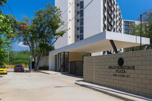 Estación El SaltoApto Santa Marta 5 minutes from the beach, pozos colorados, sazue, irotama, tayrona, playa, bello horizonte, mar的街道边的一栋建筑