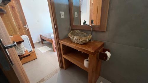 a bathroom with a sink and a mirror at Pousada Tamikuã in Caraíva