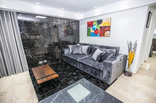 a living room with a couch and a table at Apto de 2 Quartos no 35 andar c 2 Vagas - SEV3507 in Curitiba