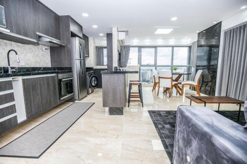 a kitchen with a table and a dining room at Apto de 2 Quartos no 35 andar c 2 Vagas - SEV3507 in Curitiba