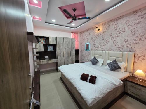 a bedroom with a large bed and a ceiling fan at Shivalay - By Safarnama Stays - Near Kashi Vishwanath in Varanasi