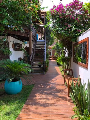 a walkway in a yard with a staircase and flowers at Villa Puglia Jeri in Jericoacoara