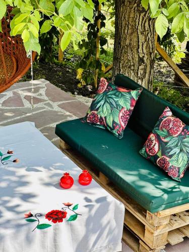 Khu vực ghế ngồi tại Tasia's Cottage