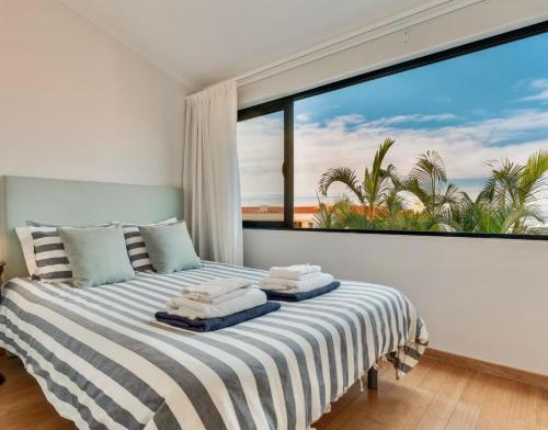 - une chambre avec une grande fenêtre donnant sur l'océan dans l'établissement Casa da Rochinha com piscina privada, à Funchal