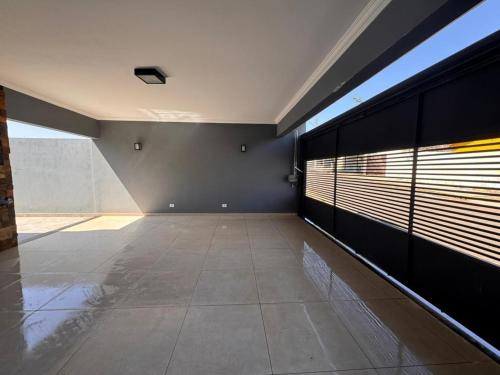 a empty room with a large window and a tile floor at Casa dos sonhos em Ribeirão Claro, PR in Ribeirão Claro