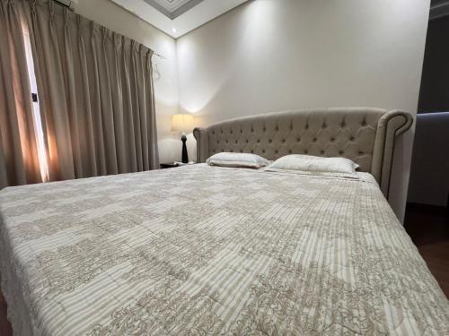 a bedroom with a large bed with a blanket at Casa dos sonhos em Ribeirão Claro, PR in Ribeirão Claro