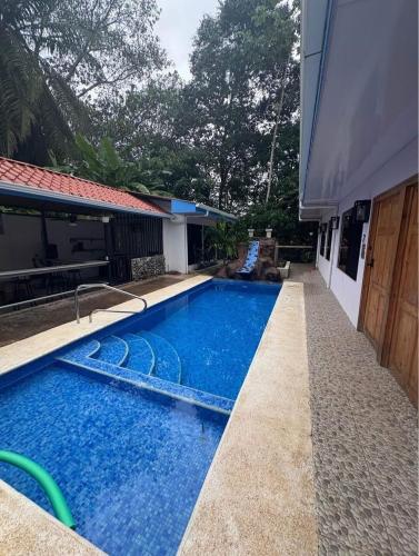 Beach room 3 Diamond Hotel Parrita في باريتا: مسبح بمياه زرقاء في ساحة