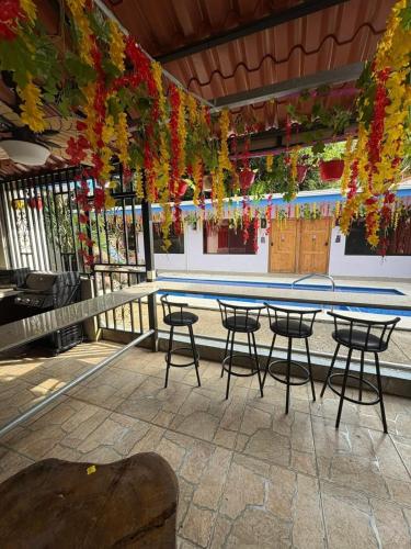 Beach room 3 Diamond Hotel Parrita في باريتا: فناء مع طاولة وكراسي وزهور