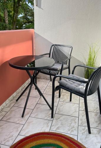 two chairs and a table and a table and chairs at SEEnah Ferienwohnung in Überlingen