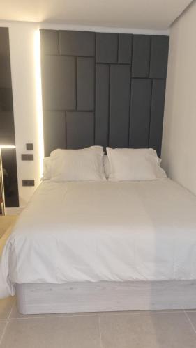 1 cama blanca grande con sábanas y almohadas blancas en Petit Suite, en Valle Gran Rey