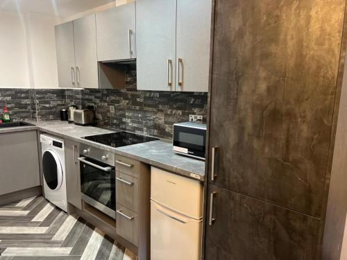 Kuchyň nebo kuchyňský kout v ubytování Studio Apartment - Perfect for Contractors and Short & Long Term Stays - Free WIFI - Free Parking - Extra Bed - Full Kitchen