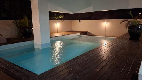 una piscina en la parte superior de una terraza de madera en Luxury Oaks Apartment, en Flic en Flac