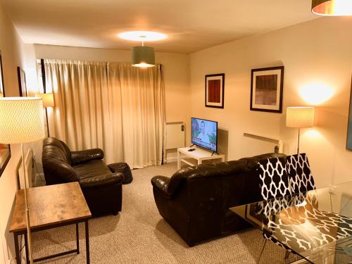 Μια τηλεόραση ή/και κέντρο ψυχαγωγίας στο CityView Luxury Suite- Free Parking- Sleeps 4-Free WiFi