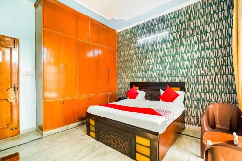 Postel nebo postele na pokoji v ubytování Hotel O Royal Inn