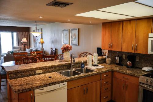 Kuchyň nebo kuchyňský kout v ubytování Edgewater 506 Condominium Condo