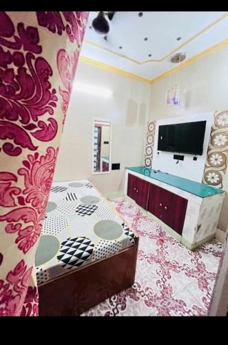 TV a/nebo společenská místnost v ubytování Yaduvanshi dham