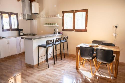 Estancia Estrella في Trinidad: مطبخ وغرفة طعام مع طاولة وكراسي