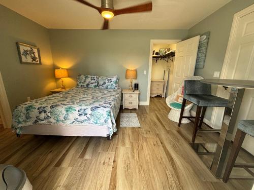 a bedroom with a bed and a ceiling fan at Sea Urchin - Amazing Private Suite Large Bath 3.3mi 2 Beach in Bonita Springs