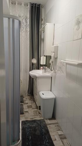 Ένα μπάνιο στο Angela apartments 01