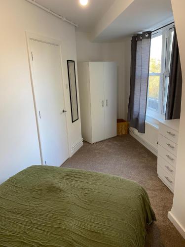 LUXURY 3 BED FLAT for 8 people close to Chelsea Stadium 5 min from the main station photo 16