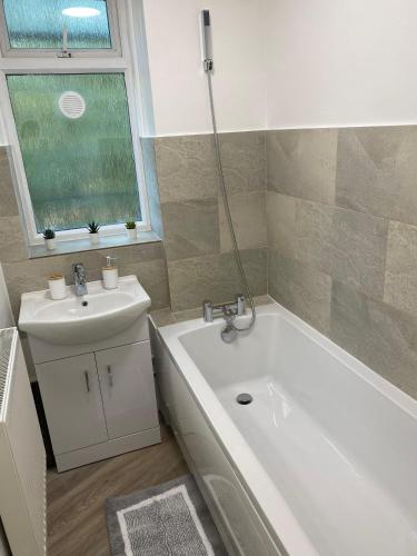 LUXURY 3 BED FLAT for 8 people close to Chelsea Stadium 5 min from the main station photo 17