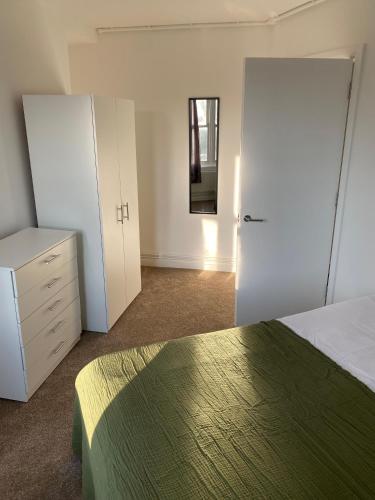 LUXURY 3 BED FLAT for 8 people close to Chelsea Stadium 5 min from the main station photo 23