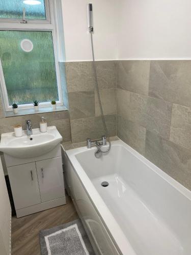 LUXURY 3 BED FLAT for 8 people close to Chelsea Stadium 5 min from the main station photo 25