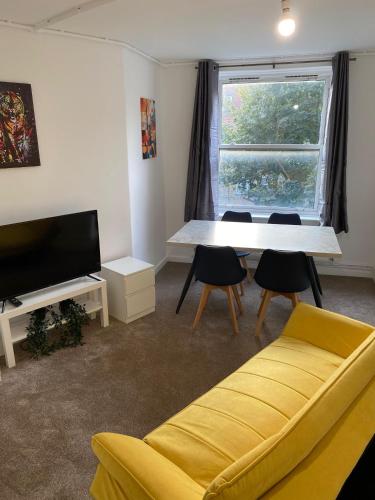 LUXURY 3 BED FLAT for 8 people close to Chelsea Stadium 5 min from the main station photo 29