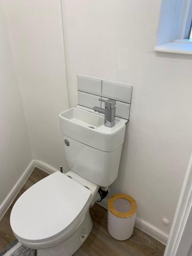 LUXURY 3 BED FLAT for 8 people close to Chelsea Stadium 5 min from the main station photo 31