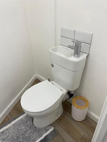 LUXURY 3 BED FLAT for 8 people close to Chelsea Stadium 5 min from the main station photo 32